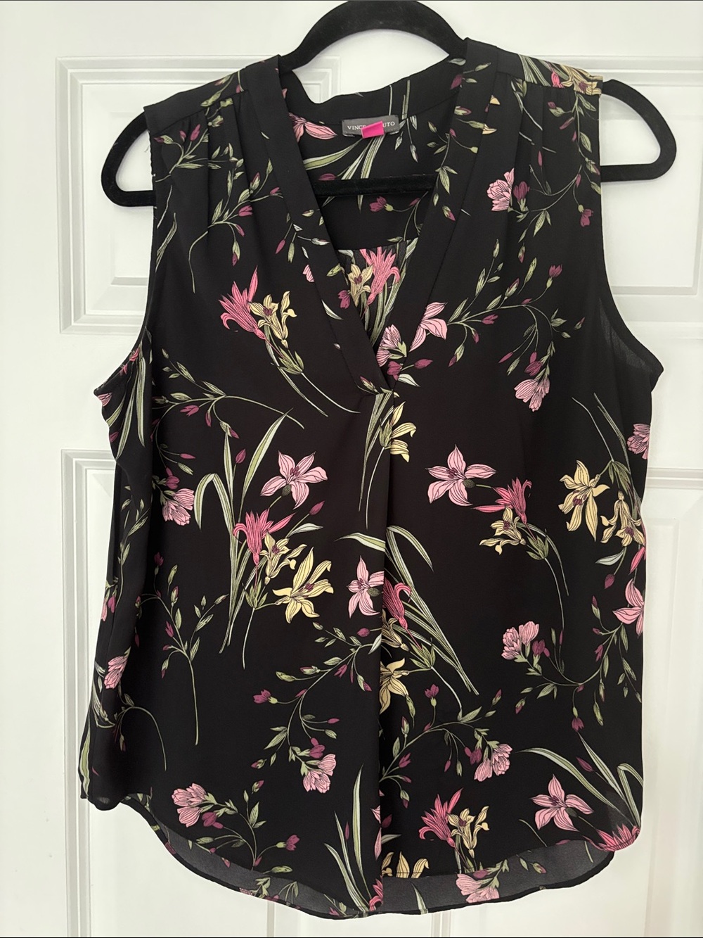Vince Camuto black floral sleeveless blouse size M